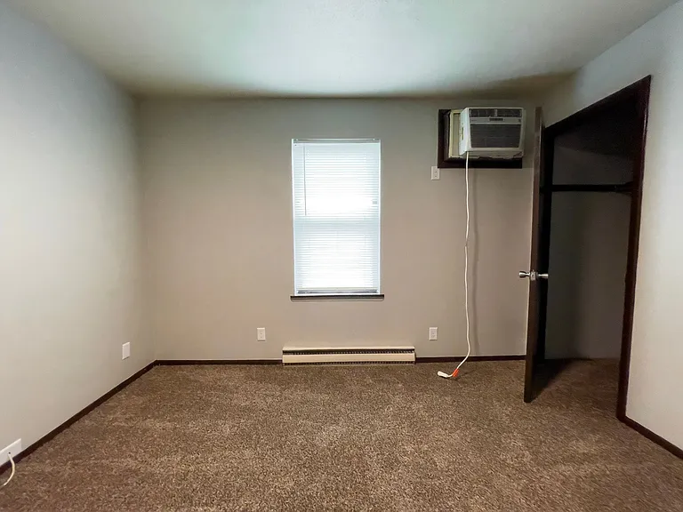 East Memorial Apartments — Photo 19