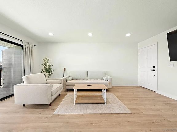 4th image of 5109 Fontaine St #210
