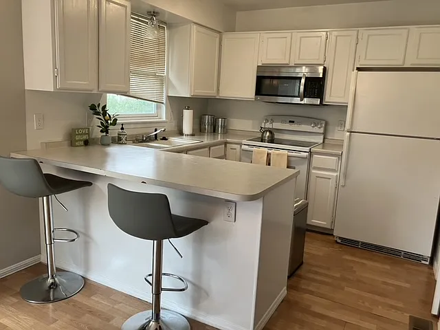 2 bed, 940 sqft, $2,500 — Photo 2