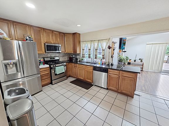 3rd image of 1503 Crawford Ln