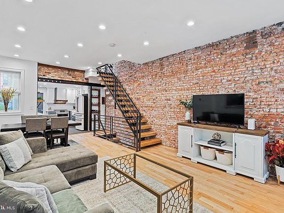 3rd image of 1131 Catharine St