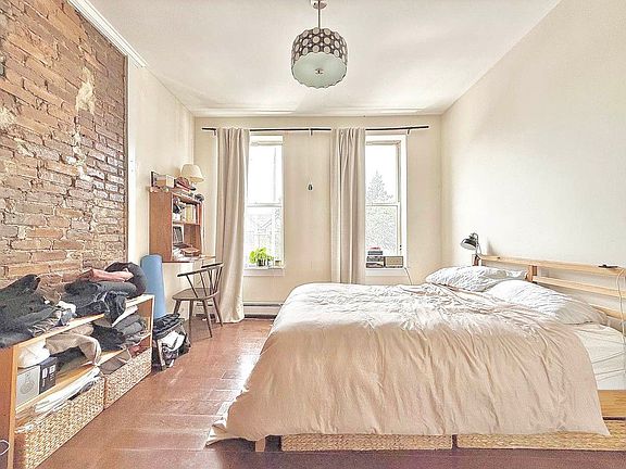 4th image of 355 Chauncey St APT 2R