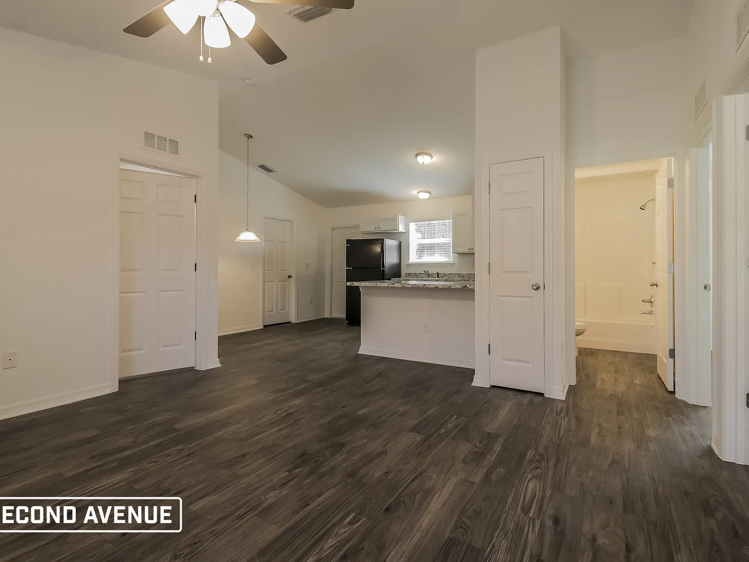 3 bed, 2.0 bath, 1003 sqft, $1,575 — Photo 2