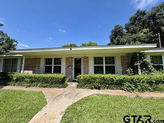 3rd image of 313 S Pecan St