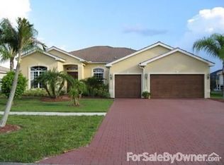 2215 Grove Dr, Naples, FL 34120