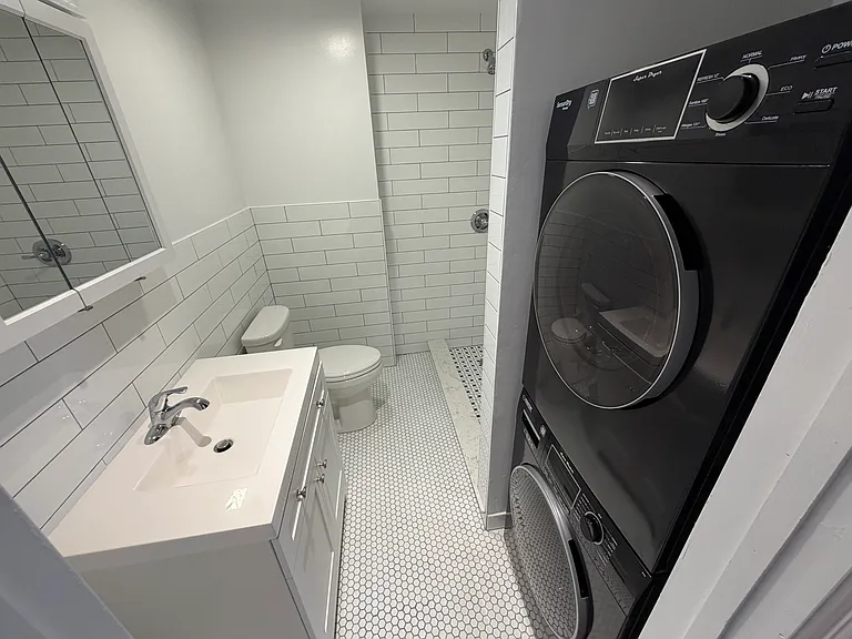 Bathroom/Washer-Dryer