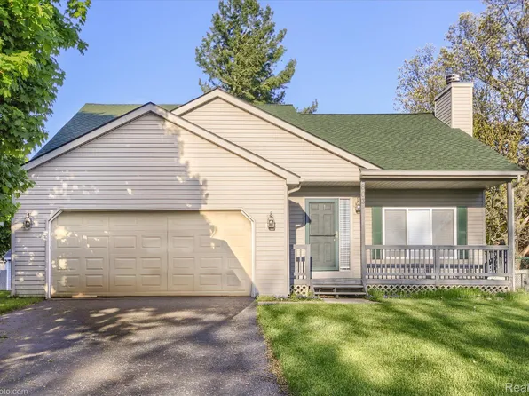 883 Inverness Dr, Oxford, MI 48371
