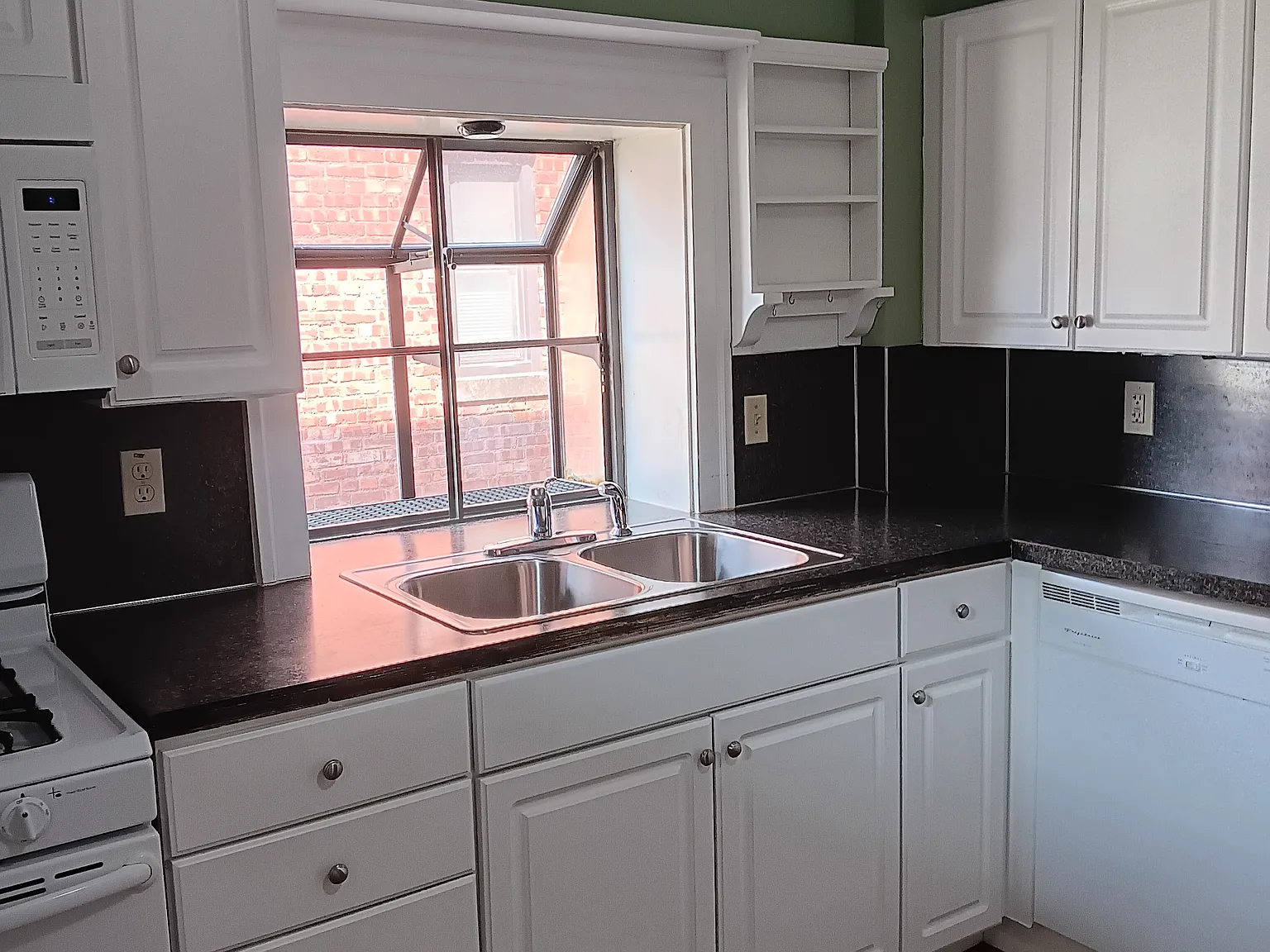 3915 Davenport St — Photo 4