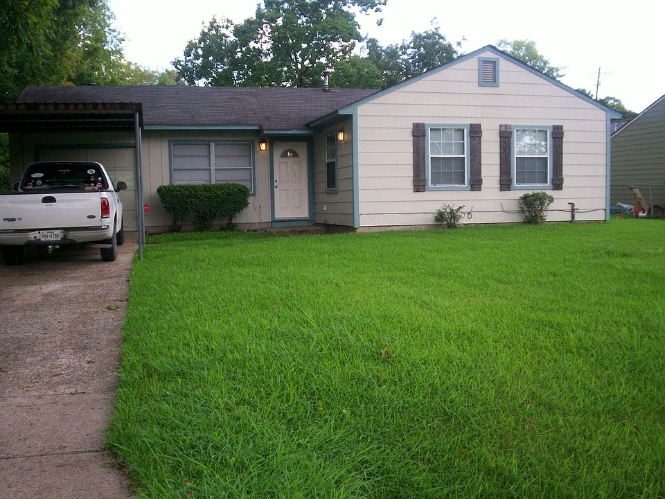 Front of House, One-Car Garage and Carport