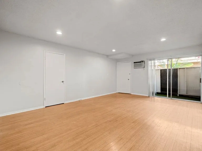 607 N Flores St — Photo 6
