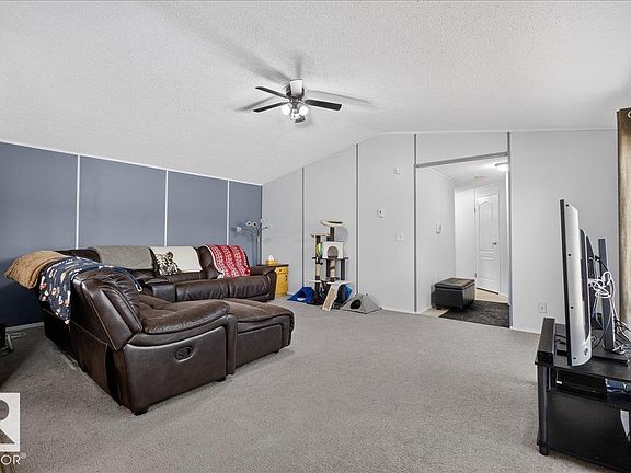 4th image of 1073 Aspen Dr E