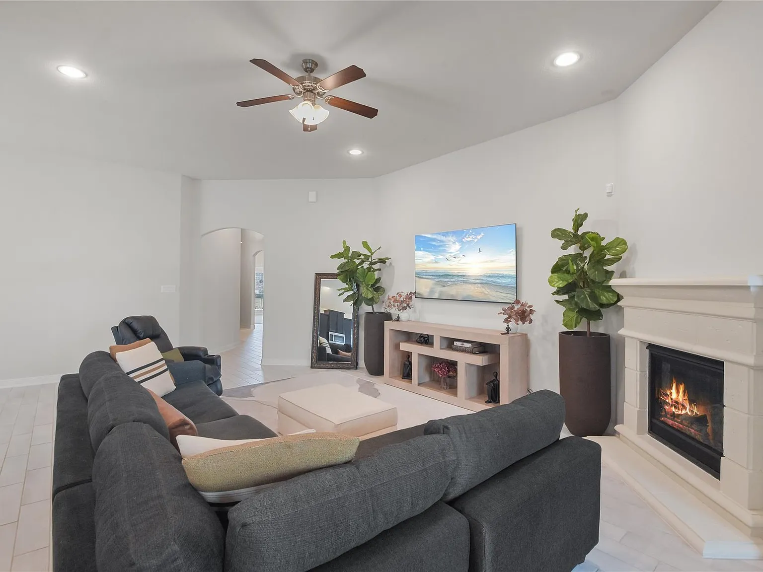 3 bed, 2.0 bath, 2465 sqft, $2,600 — Photo 2