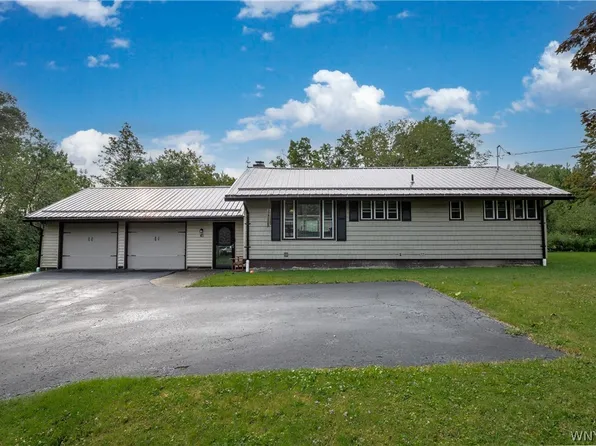 45 Mint Meadow Dr, East Aurora, NY 14052