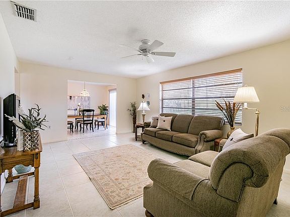 4th image of 415 Lake Carolyn Cir