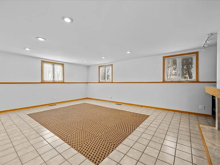 1120 N Brainard St — Photo 13