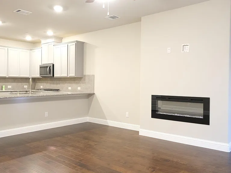 332 Blackthorne Dr — Photo 2