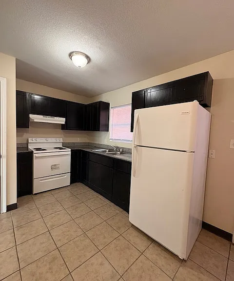 Sunshine Village Apartments — Photo 29