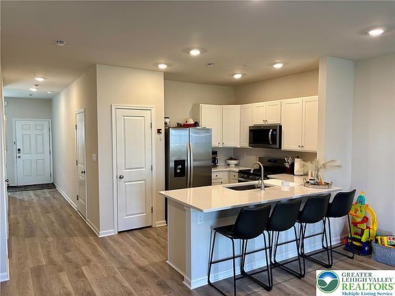 3rd image of 1237 Martin Rd