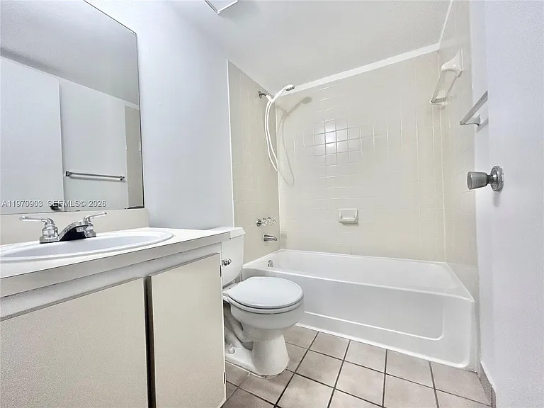 400 Palm Cir W #201 — Photo 20