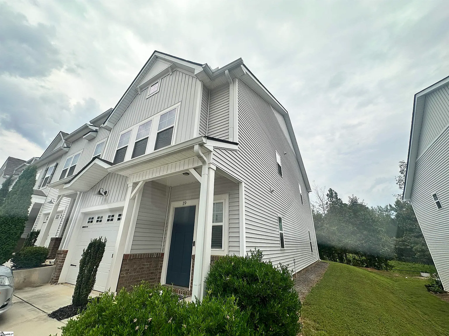 3 bed, 2.5 bath, $2,300 — Photo 2