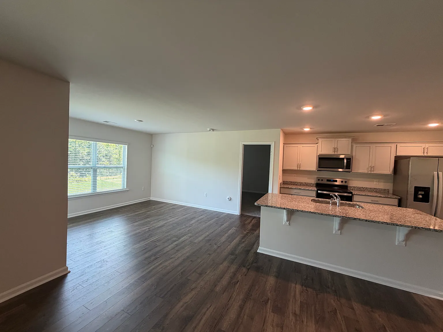 3 bed, 1618 sqft, $2,099 — Photo 3