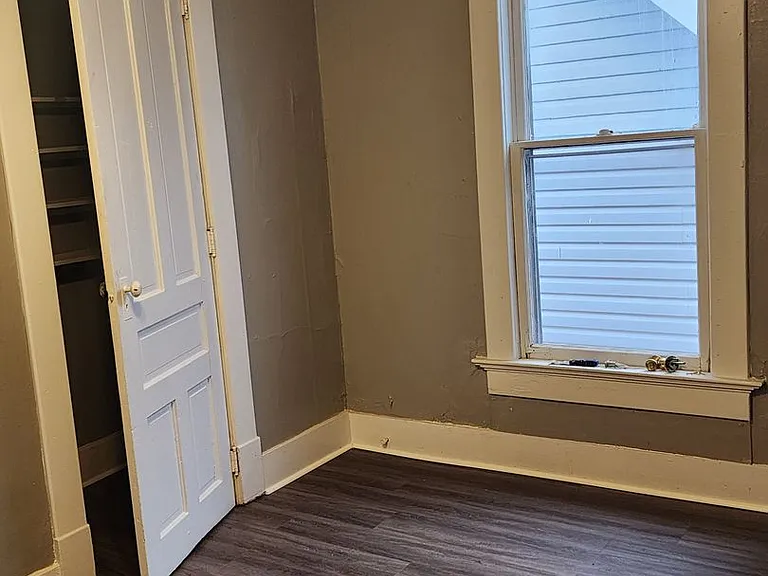219 B N #A — Photo 7