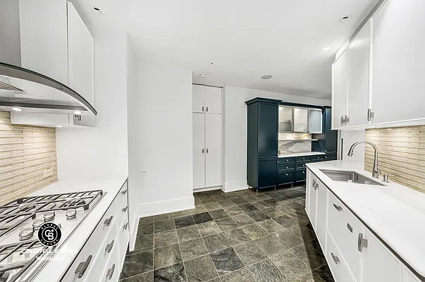 Sold by Coldwell Banker Warburg | media 4