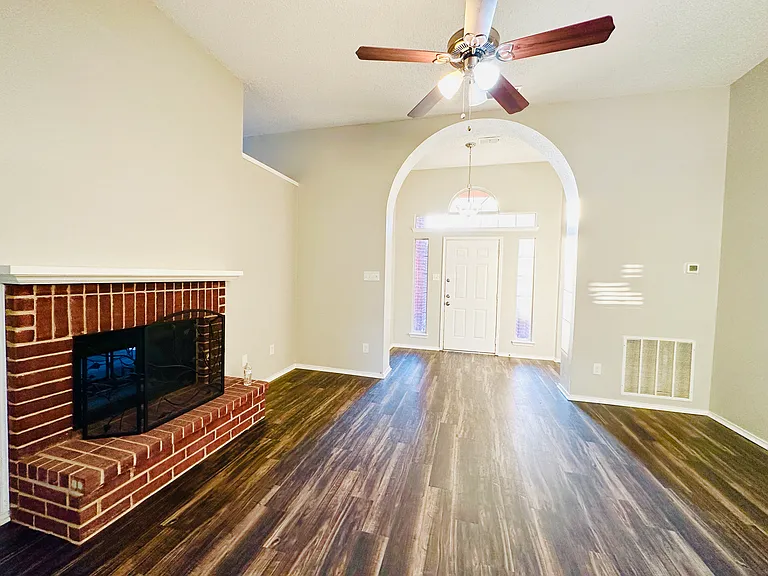 4817 Shadow Crest Dr — Photo 3