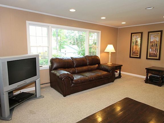 3rd image of 44 Acorn Dr