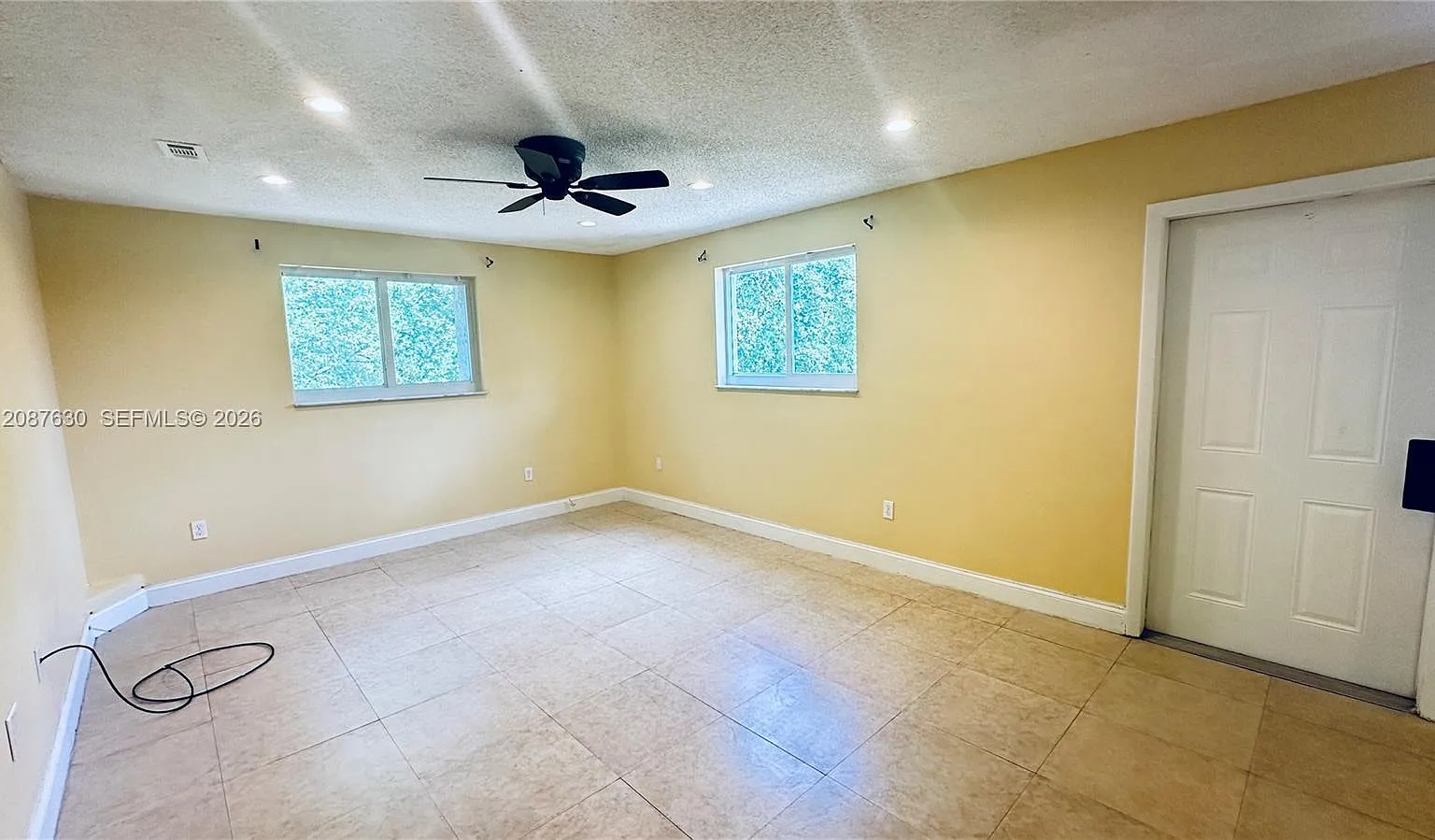 Wimbledon Iv-5 Condo — Photo 1