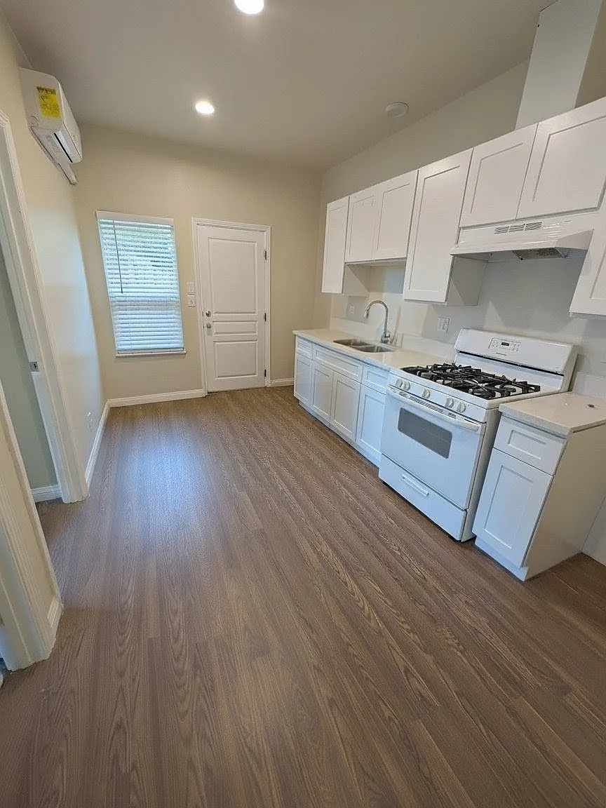 2 bed, 420 sqft, $1,400 — Photo 3