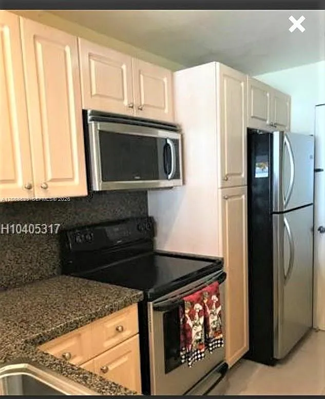 Hemispheres Condo — Photo 3