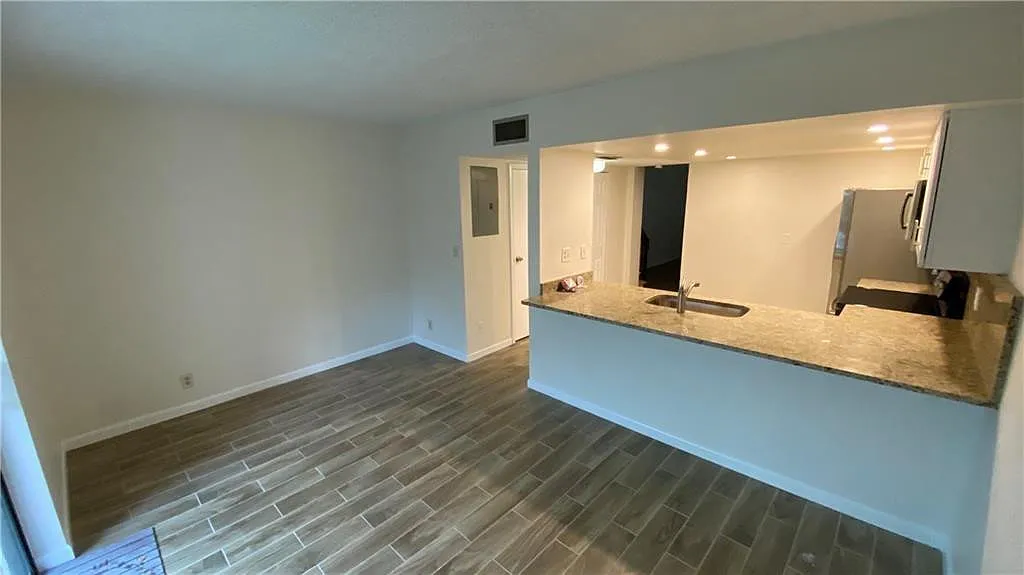 2 bed, 2.0 bath, 1060 sqft, $2,350 — Photo 2