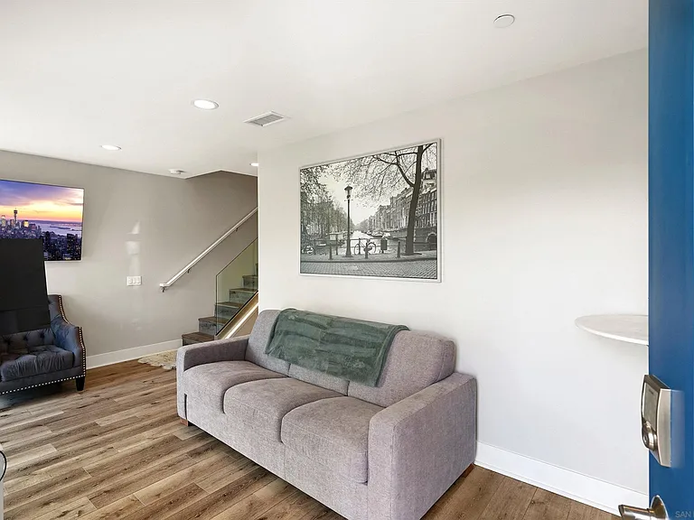3030 Jarvis St #7 — Photo 9