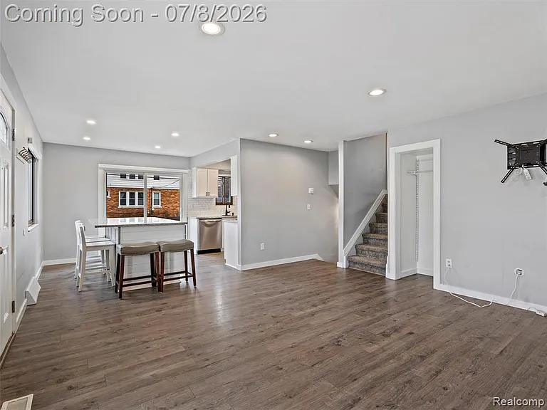 828 E 2nd St — Photo 5