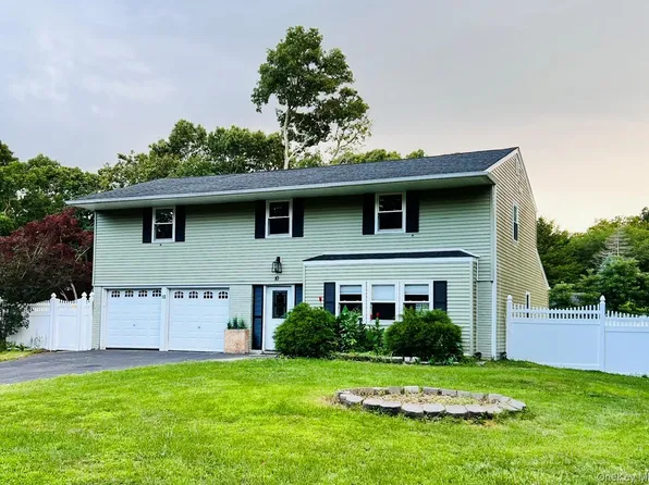 10 Summercress Lane, Coram, NY 11727