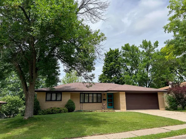 3155 Saint Anne Dr, Dubuque, IA 52001
