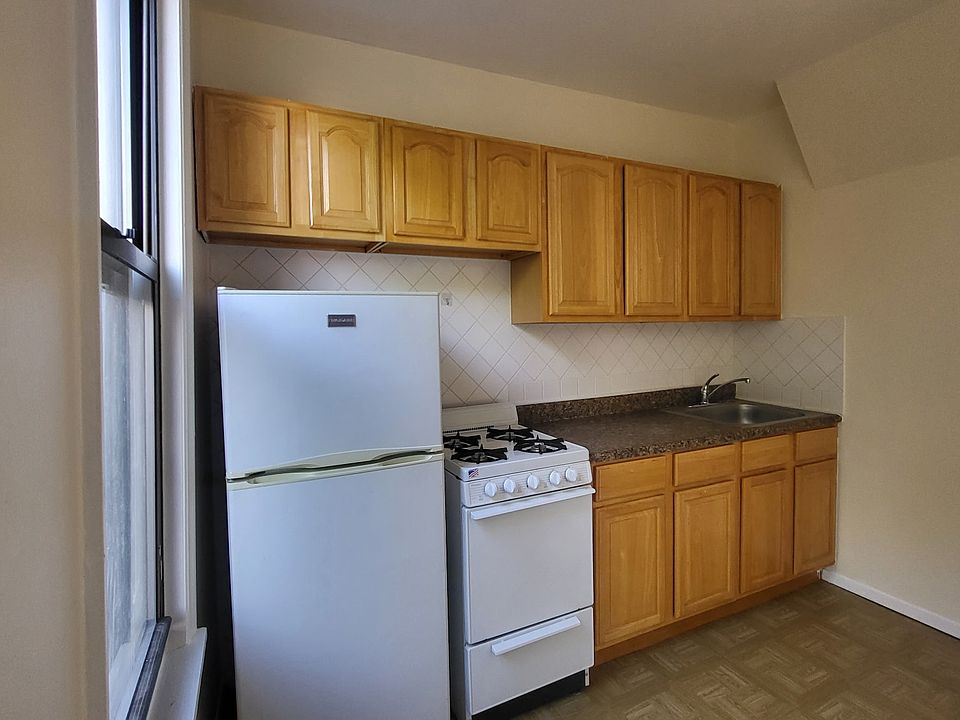 2nd image of 179 Bedford Ave APT 3R