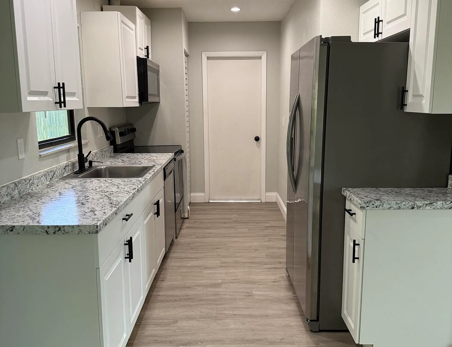 3 bed, 2.0 bath, 1000 sqft, $2,200 — Photo 3