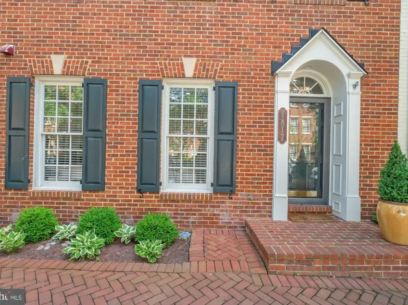 1817 Potomac Greens Dr, Alexandria, VA 22314