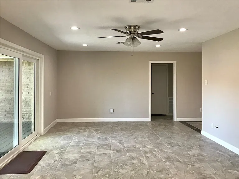 5470 Carew St — Photo 10