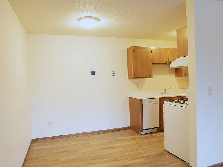 Brittany Apartments — Photo 6