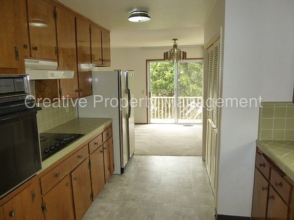 3rd image of 900 Irving Ave