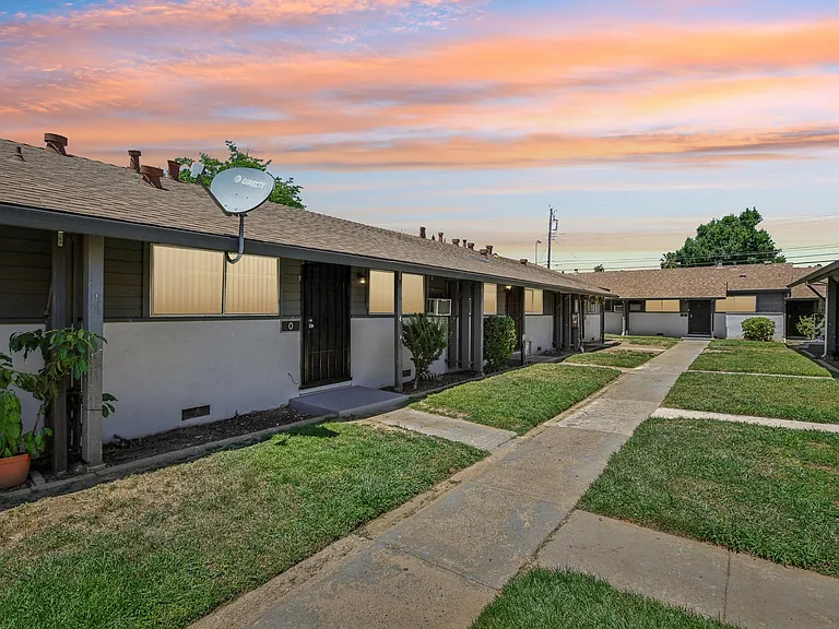 ROCKINGHAM APARTMENTS — Photo 48