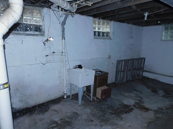 5th image of 714 Woodlawn Ave