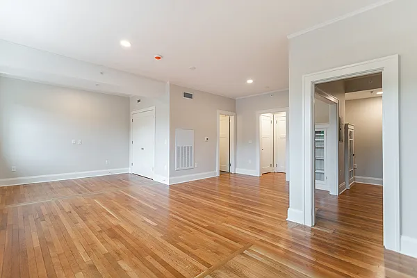 215 E Chestnut St #204 — Photo 8