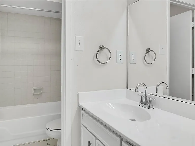 332 W Corporate Dr — Photo 11