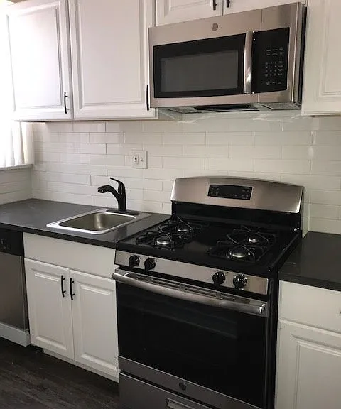 563 N Heliotrope Dr — Photo 3