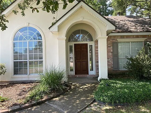 1373 Fairfield Dr — Photo 3