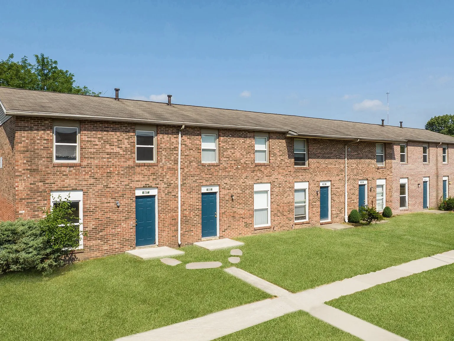 River Pointe Townhomes — Photo 1